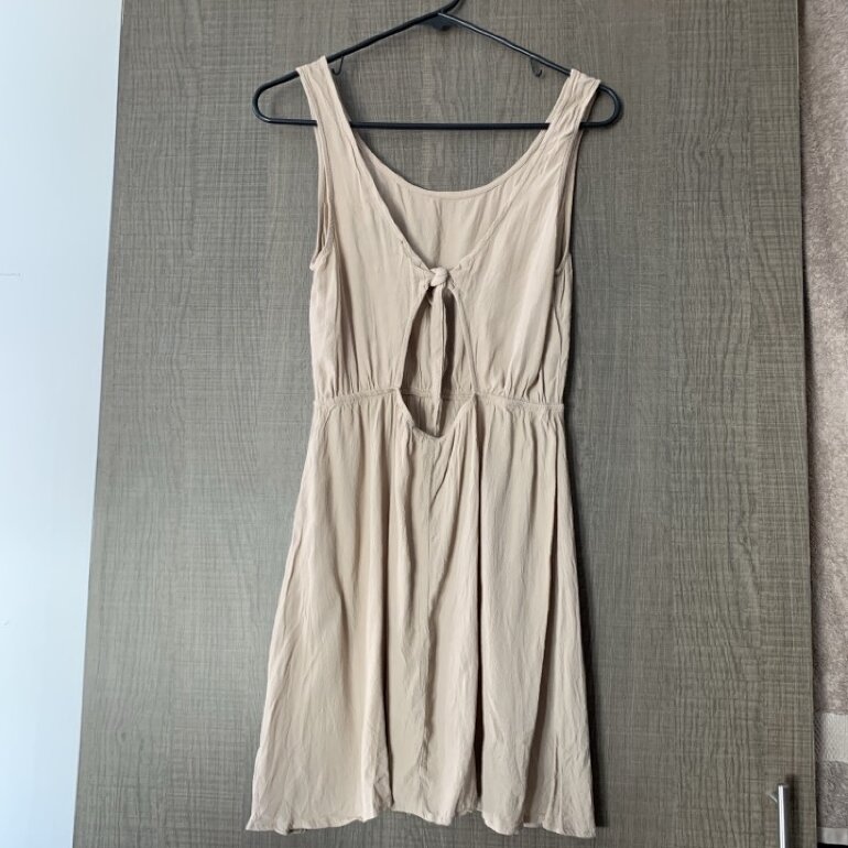 Vestido corto beige nude de Forever 21 de segunda mano - GoTrendier Vestido corto beige nude de Forever 21 de segunda mano - GoTrendier