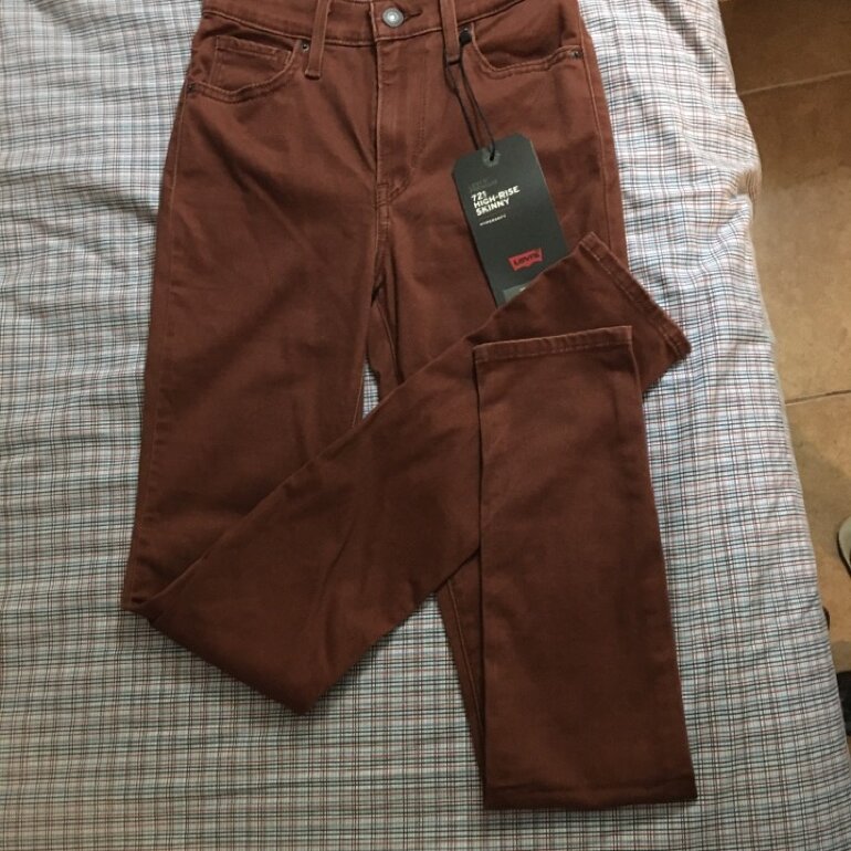 Pantalón rojo quemado levis de Levi's de segunda mano - GoTrendier