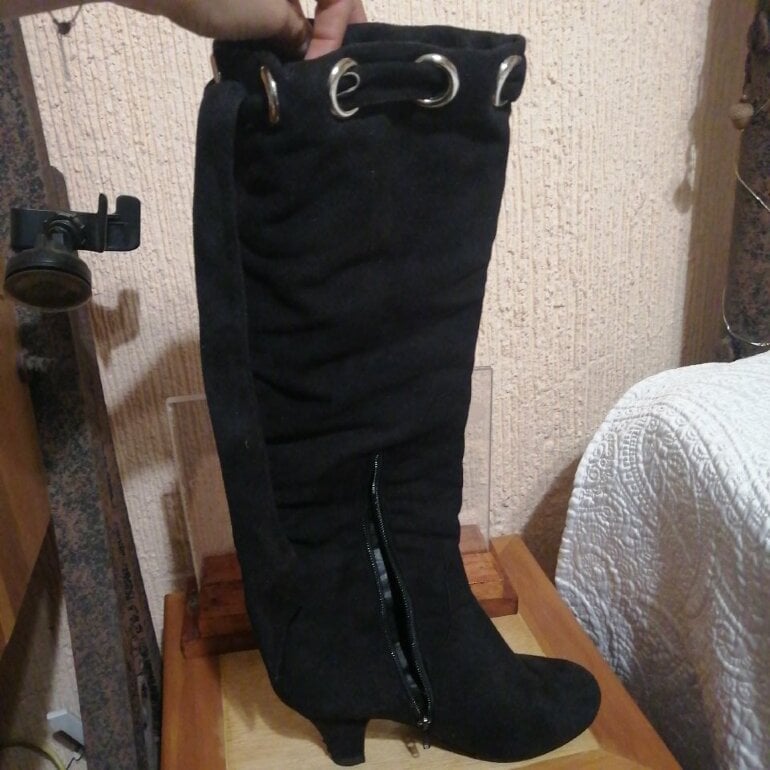 Botas largas negras gamuza de Shein de segunda mano - GoTrendier