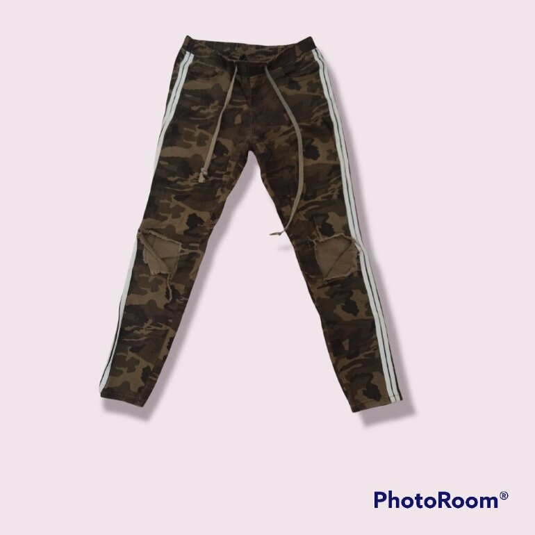 Pantalon con diseño militar de American Bazi de segunda mano - GoTrendier