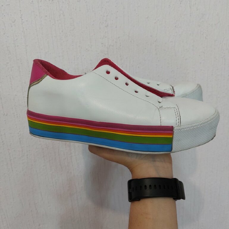 Tenis altos arcoiris de Andrea de segunda mano - GoTrendier