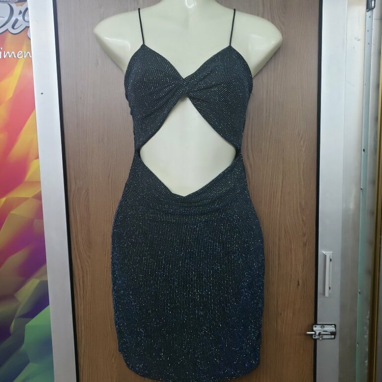 Vestido escote enfrente de Andrea de segunda mano - GoTrendier