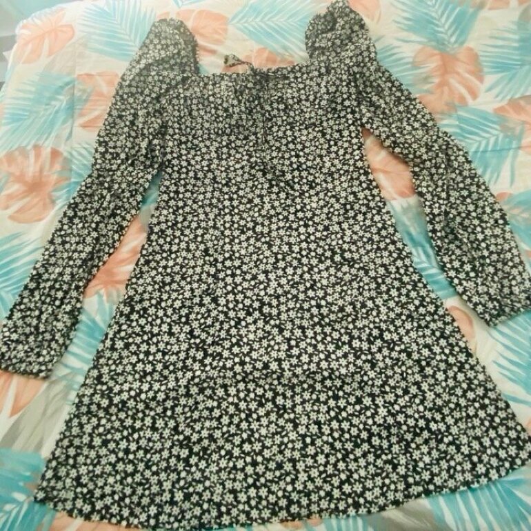 Vestido negro con flores de Shein de segunda mano - GoTrendier
