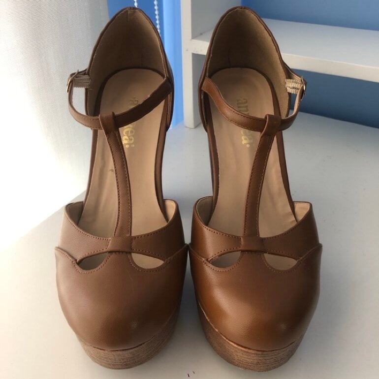 Tacones con correa cafés de Andrea de segunda mano - GoTrendier