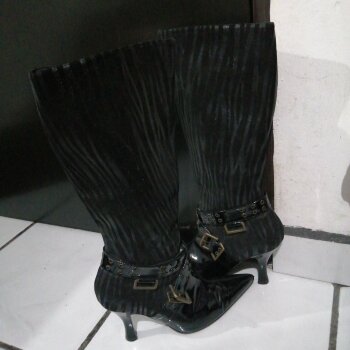 Botas de charol de Andrea de segunda mano - GoTrendier