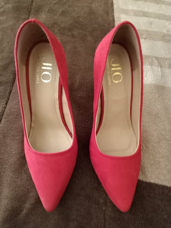 Zapatillas rojas JLO de Jennifer Lopez de segunda mano - GoTrendier