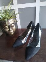 Zapatillas negras tacon bajo de ante de Zara de segunda mano - GoTrendier