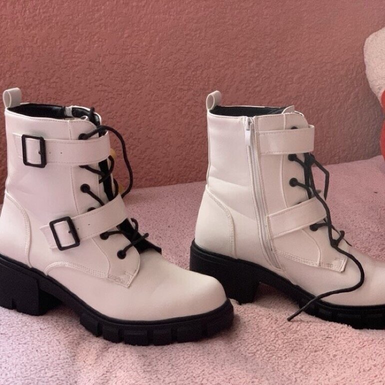 Botas blancas sin detalles de Tierra Bendita de segunda mano - GoTrendier