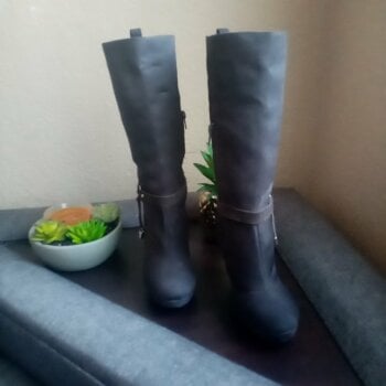 Botas grises de tacon de Capa de Ozono de segunda mano - GoTrendier