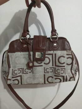 Bolsas de mano Liz Claiborne beige - GoTrendier