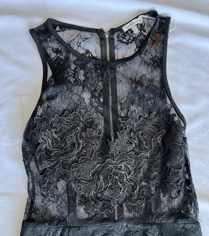 Vestido negro corto de encaje de Charlotte Russe de segunda mano
