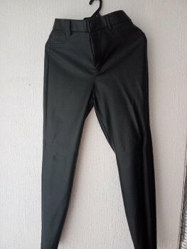 Pantalón vinipiel zara impecable de segunda mano - GoTrendier