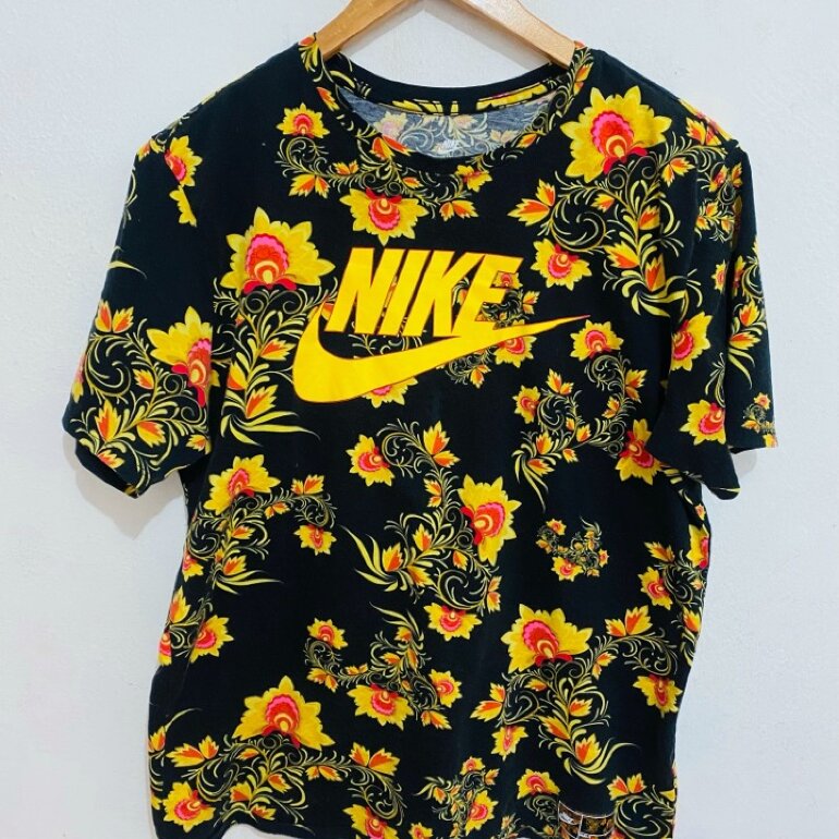 Playera de flores NIKE de segunda mano - GoTrendier