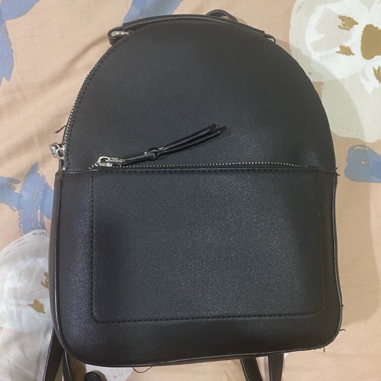 Mochila Stradivarius negra de segunda mano - GoTrendier