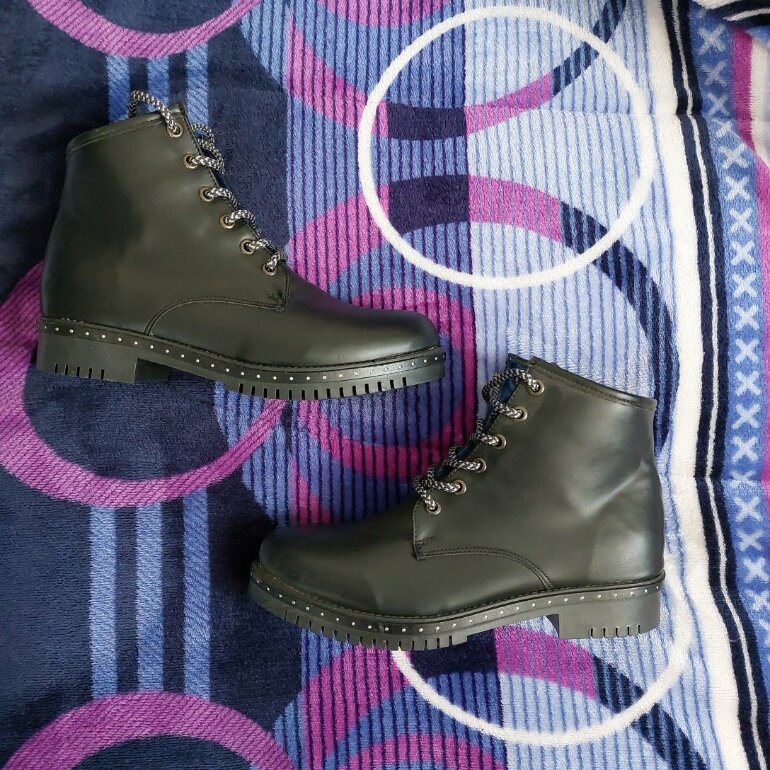 Botas negras, comodas tipo rockeras de Otras marcas de segunda mano -  GoTrendier