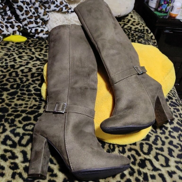Botas terciopelo color cafe claro de Dorothy Gaynor de segunda mano -  GoTrendier