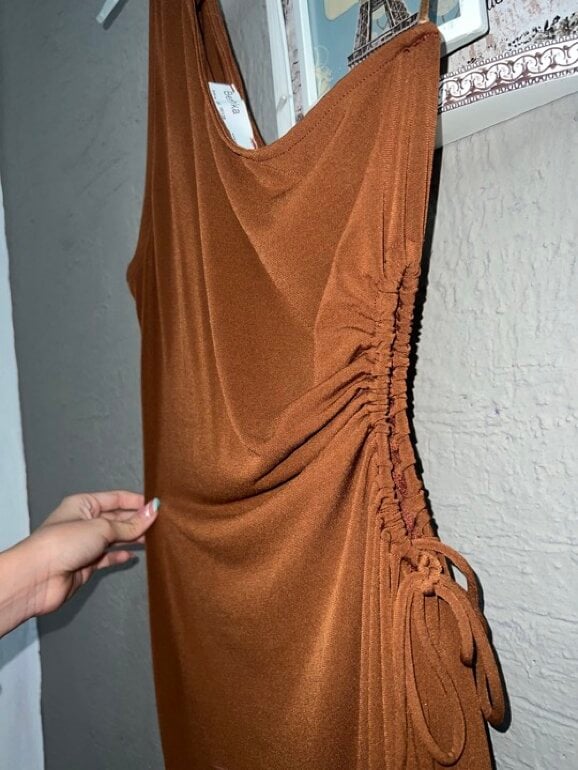 Vestido mini café BERSHKA de segunda mano GoTrendier