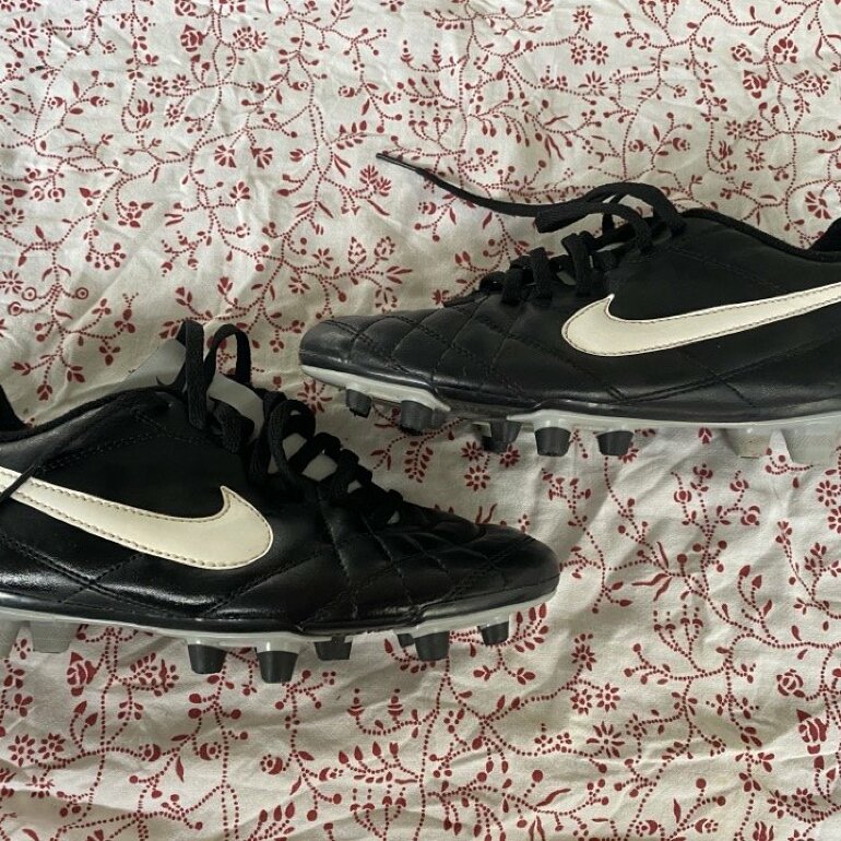 Tachones Nike fútbol soccer de segunda mano - GoTrendier