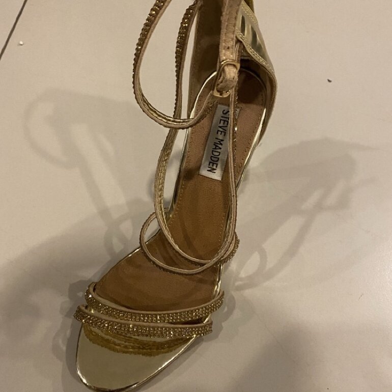 Zapatilla dorada Steve Madden de segunda mano - GoTrendier