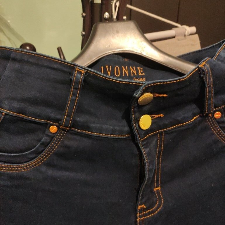 Pantalón mezclilla azul marino de Ivonne de segunda mano - GoTrendier