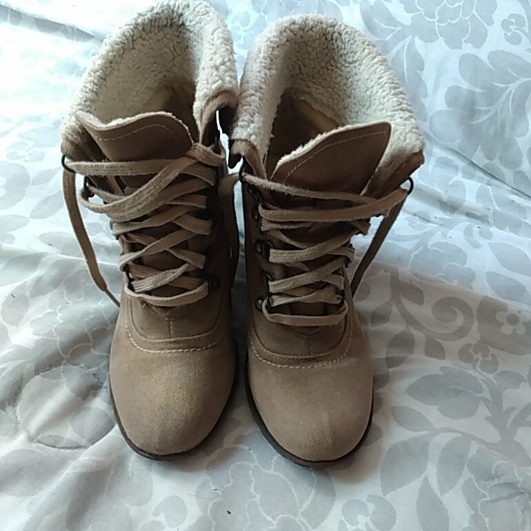 Botas cafes de gamuza con borrega de Tierra Bendita de segunda mano -  GoTrendier