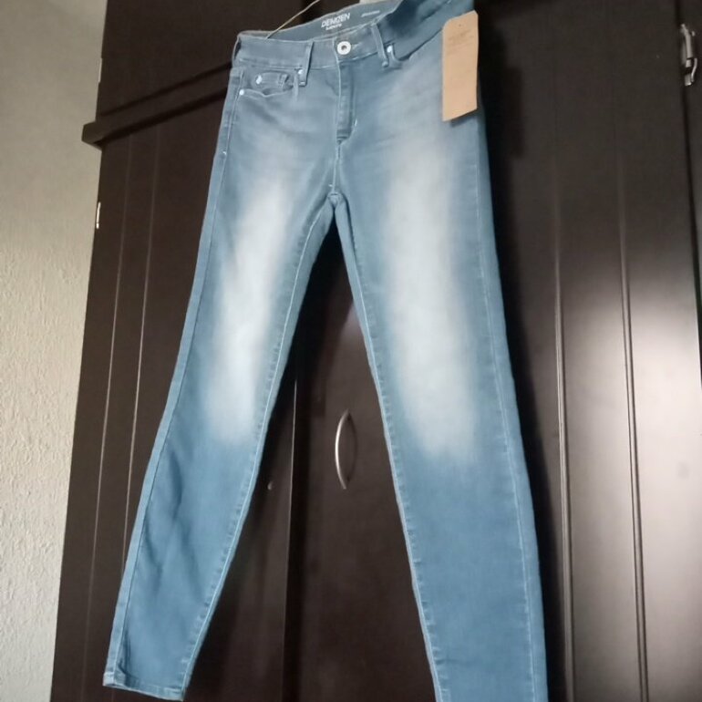 Pantalon levis entubado 9 de Levi's de segunda mano - GoTrendier