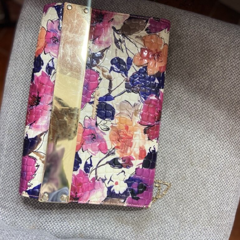 Clutch estampado floral de Otras marcas de segunda mano - GoTrendier