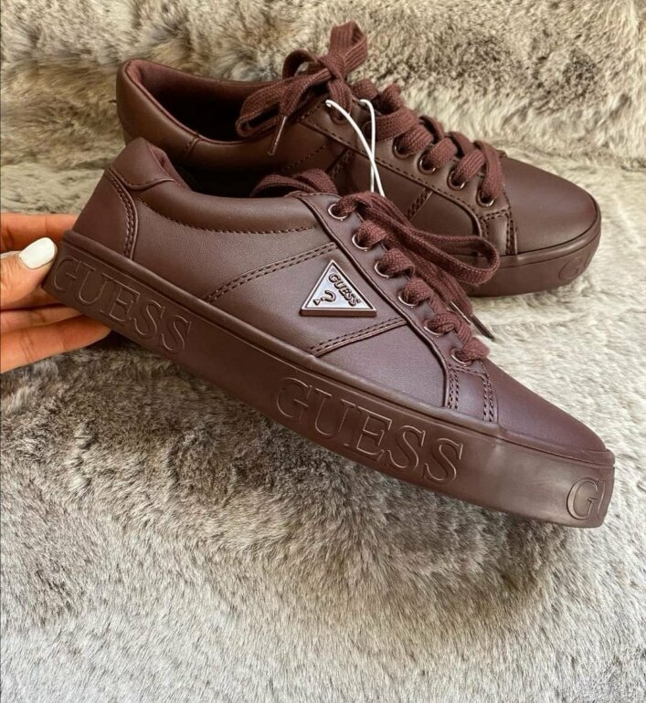 Tenis Guess de Mujer Vino Originales de segunda mano GoTrendier