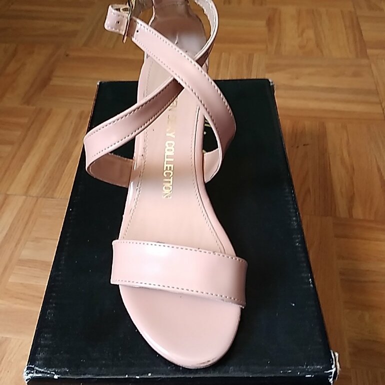 Sandalias tacón corrido beige de Clasben de segunda mano - GoTrendier