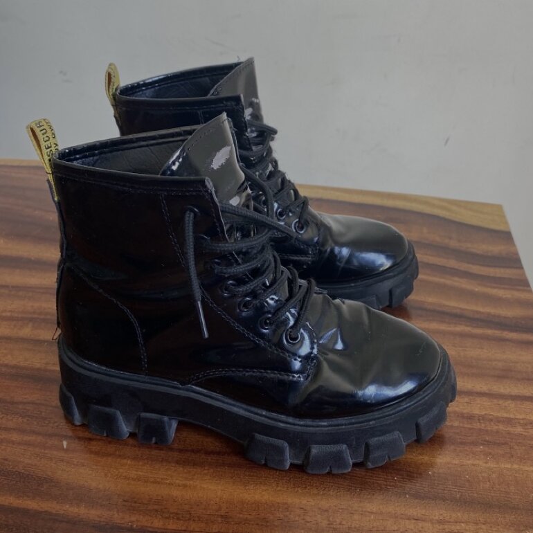 Botas tipo militar de Shein de segunda mano - GoTrendier
