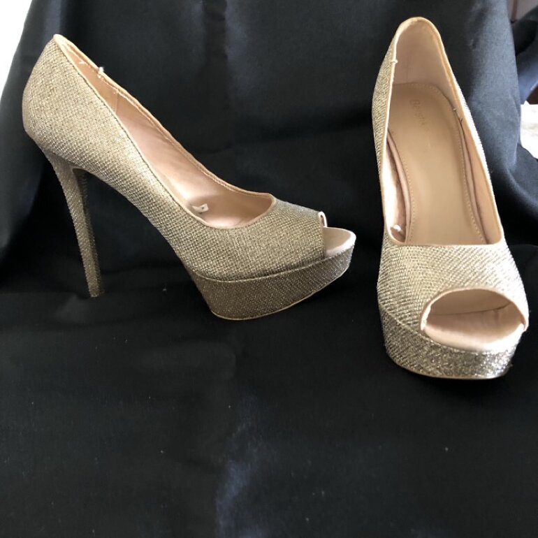 Tacones dorados Breshka T6 de Bershka de segunda mano - GoTrendier