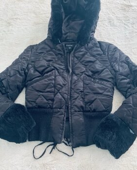 Chamarras de plumas Bebe negras de mujer - GoTrendier