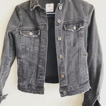 Chamarras de mezclilla Bershka negras de mujer - GoTrendier