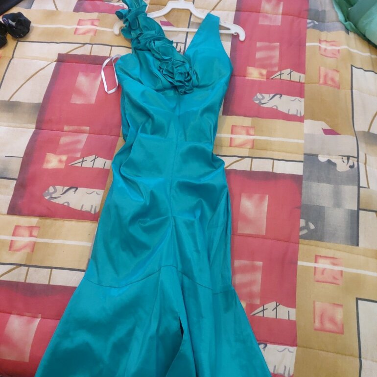VESTIDO CORTE SIRENA CON ESCOTE EN ESPALDA
