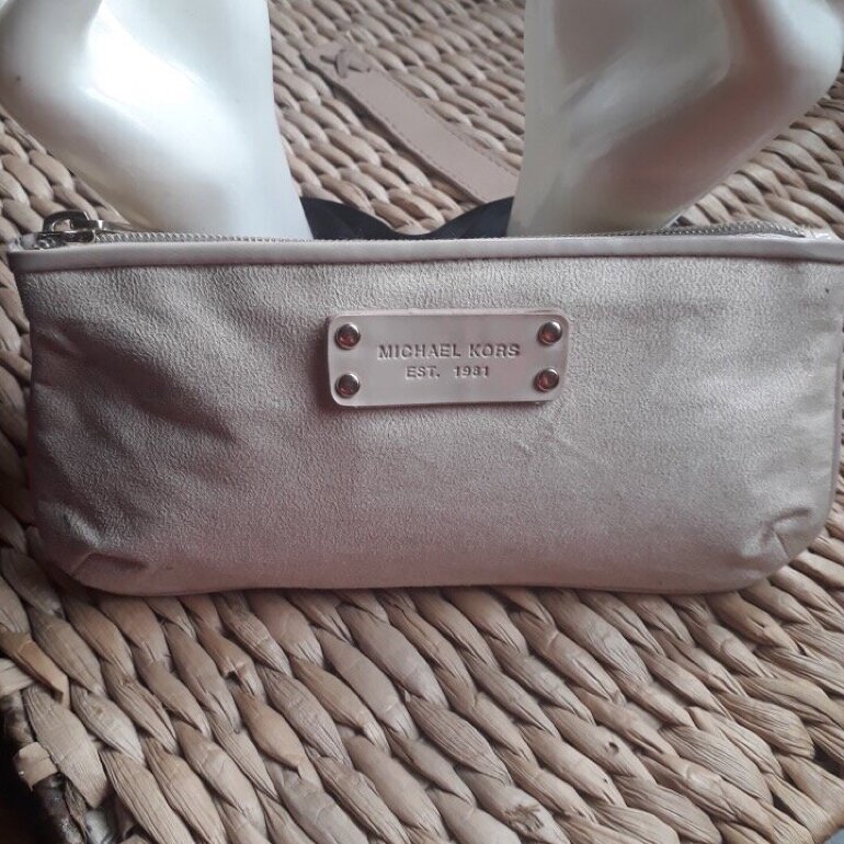 Cosmetiquera de viaje de Michael Kors de segunda mano - GoTrendier