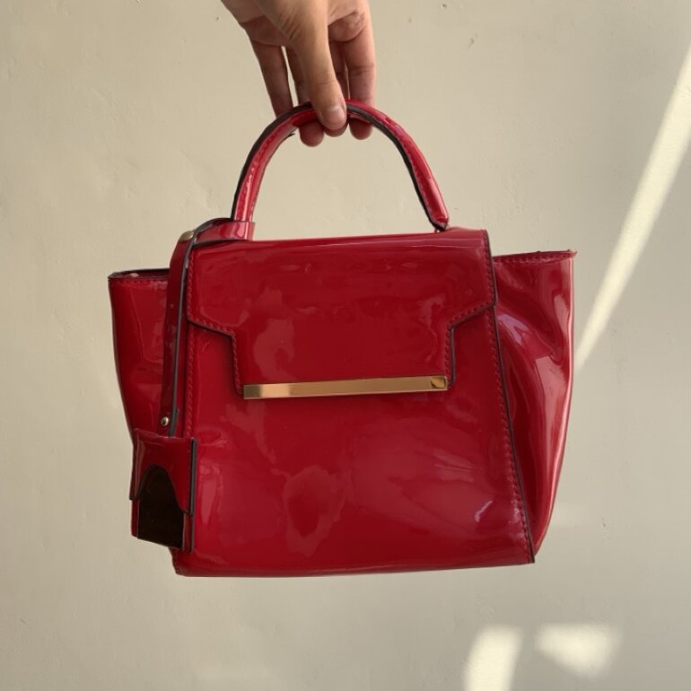 Bolsa roja tipo charol de sin marca de segunda mano - GoTrendier