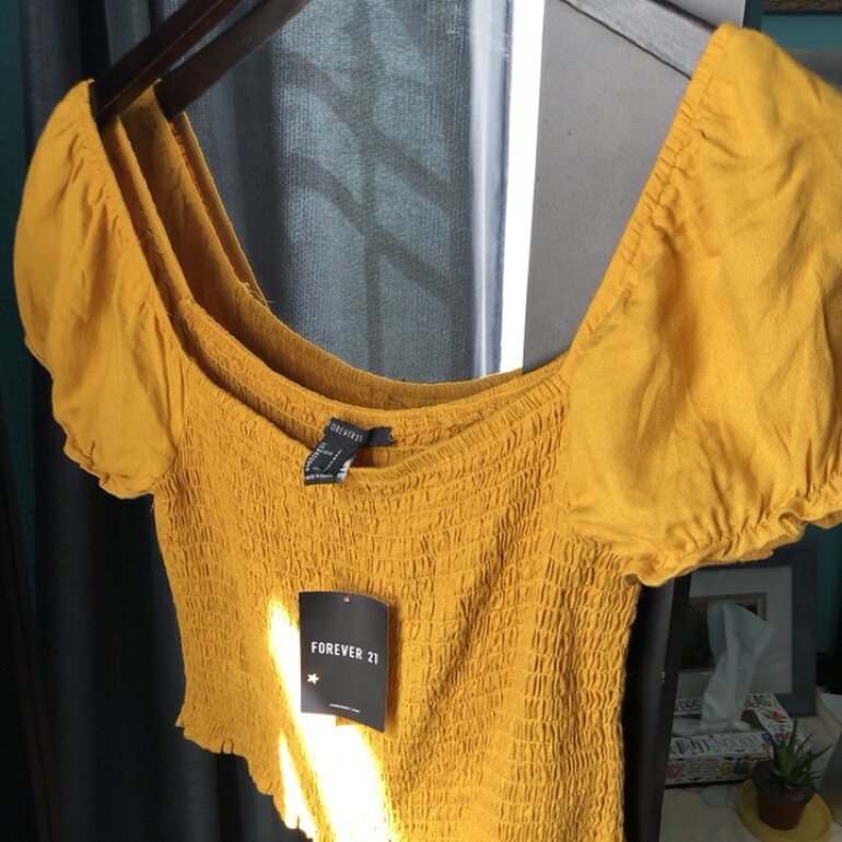 Crop top Mostaza de Forever 21 de segunda mano GoTrendier