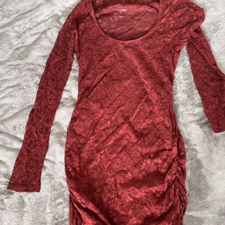 Vestido color rojo vino tipo bordado de Moda International de segunda mano  - GoTrendier