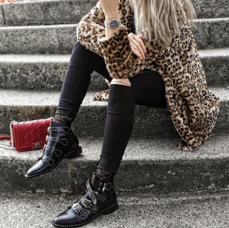 Botin negro con estoperoles de black box de segunda mano - GoTrendier
