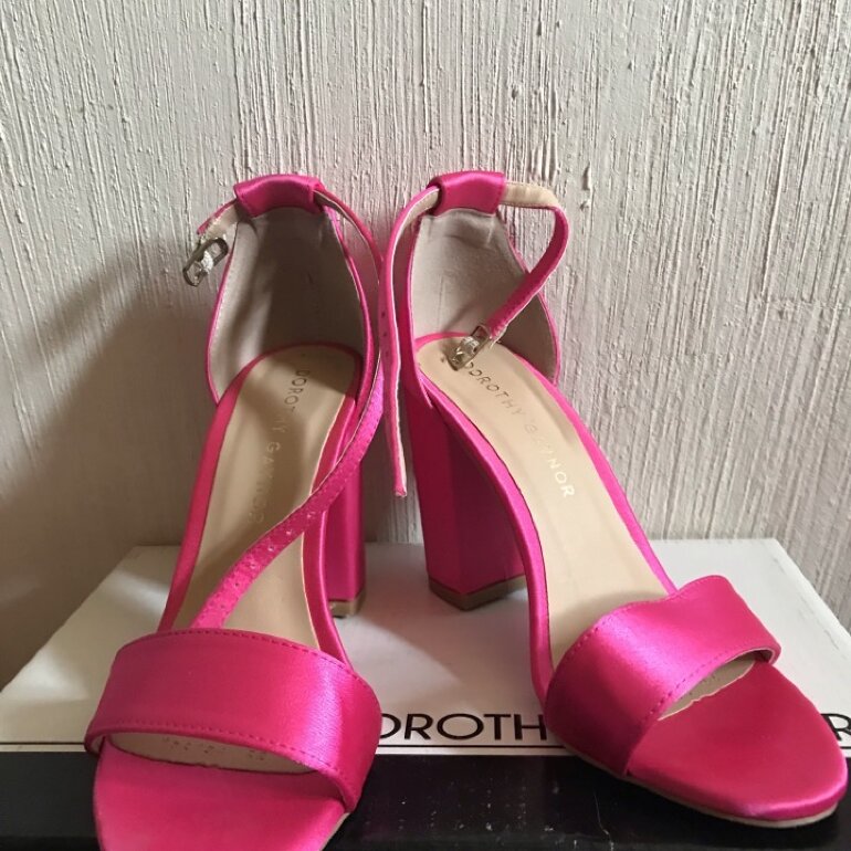 Tacones rosa Barbie de Dorothy Gaynor de segunda mano - GoTrendier