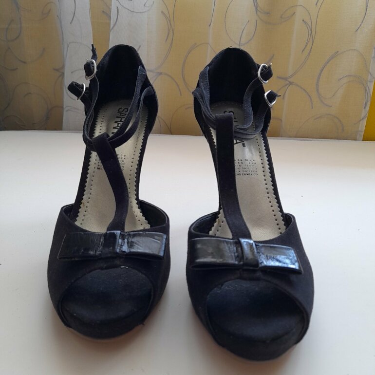 Zapatillas negras abiertas con un moñito de Sahara de segunda mano -  GoTrendier