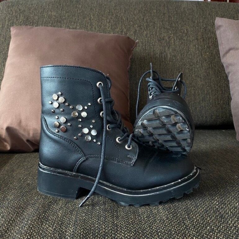 Botas rockeras capa de ozono negras de segunda mano - GoTrendier