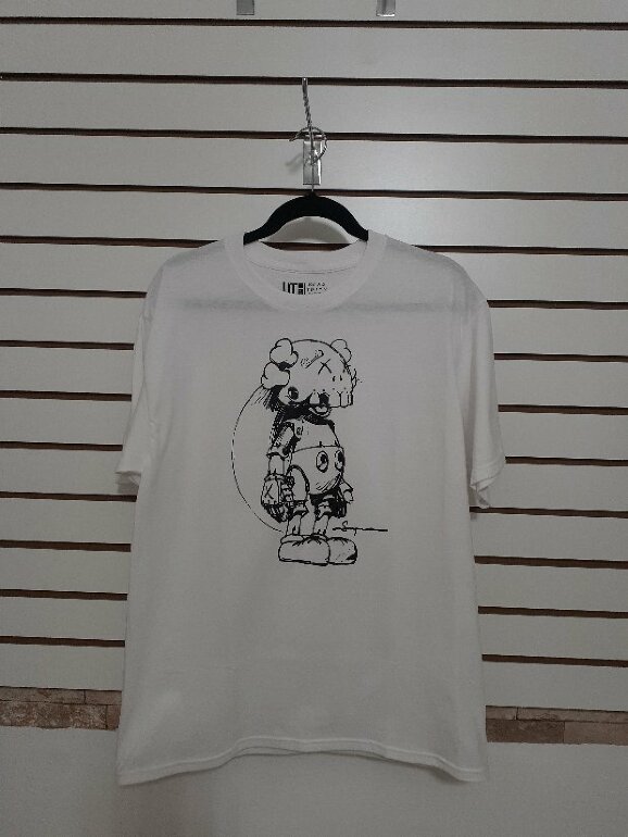 Playera Kaws Uniqlo de segunda mano 