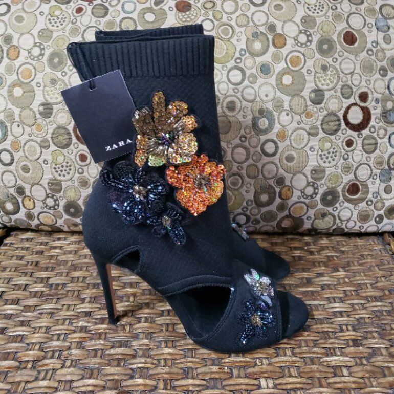 Botines ajustables abiertos de Zara de segunda mano - GoTrendier
