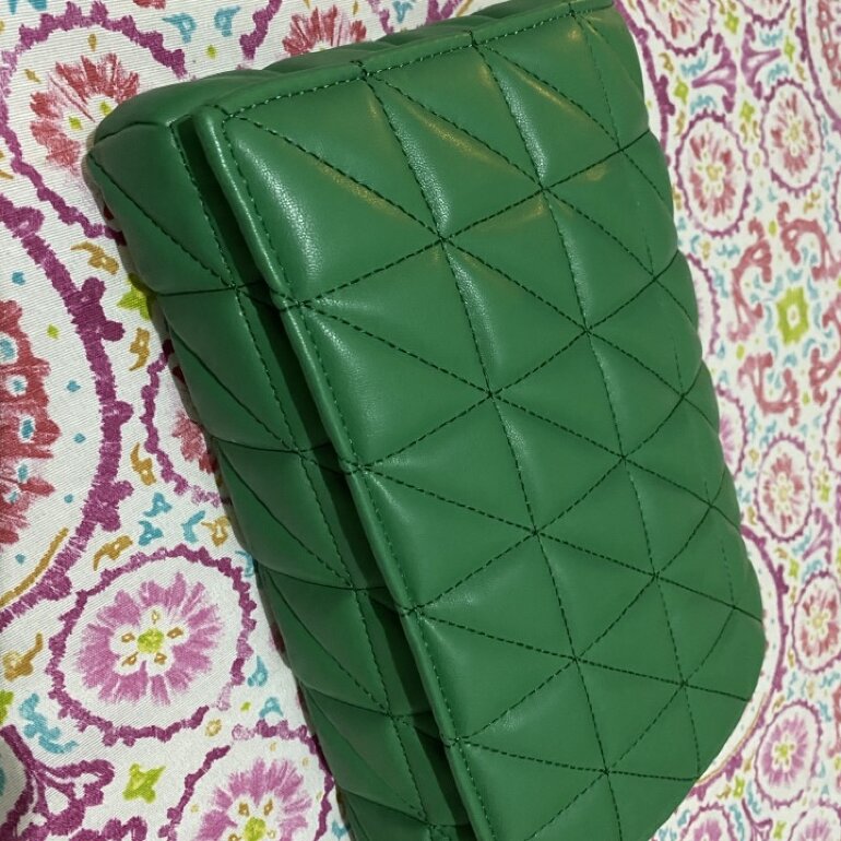 Bolsa acolchonada verde ZARA de segunda mano - GoTrendier