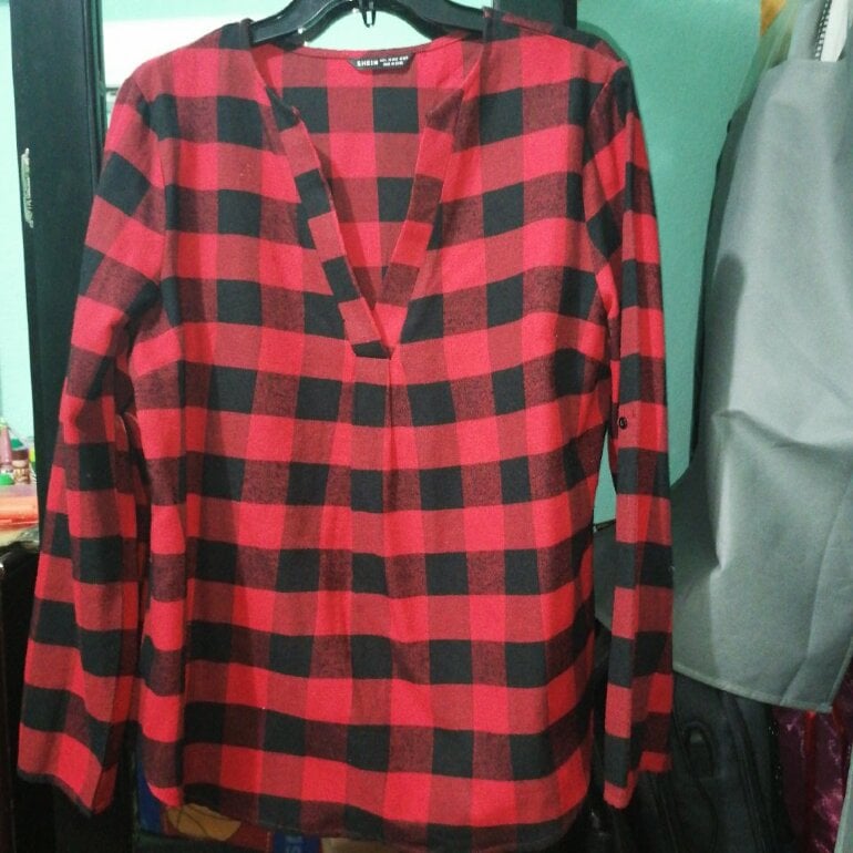 Blusa negra con rojo cuadros de Shein de segunda mano - GoTrendier