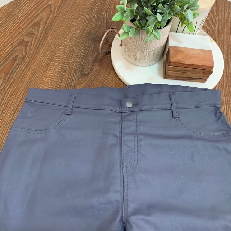 Pantalón Vinipiel Azul NUEVO de Otras marcas de segunda mano - GoTrendier