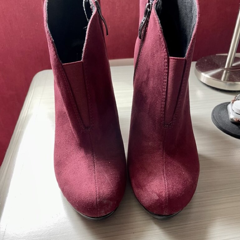 Botines de gamuza, color rojo oscuro de Tamaris de segunda mano - GoTrendier