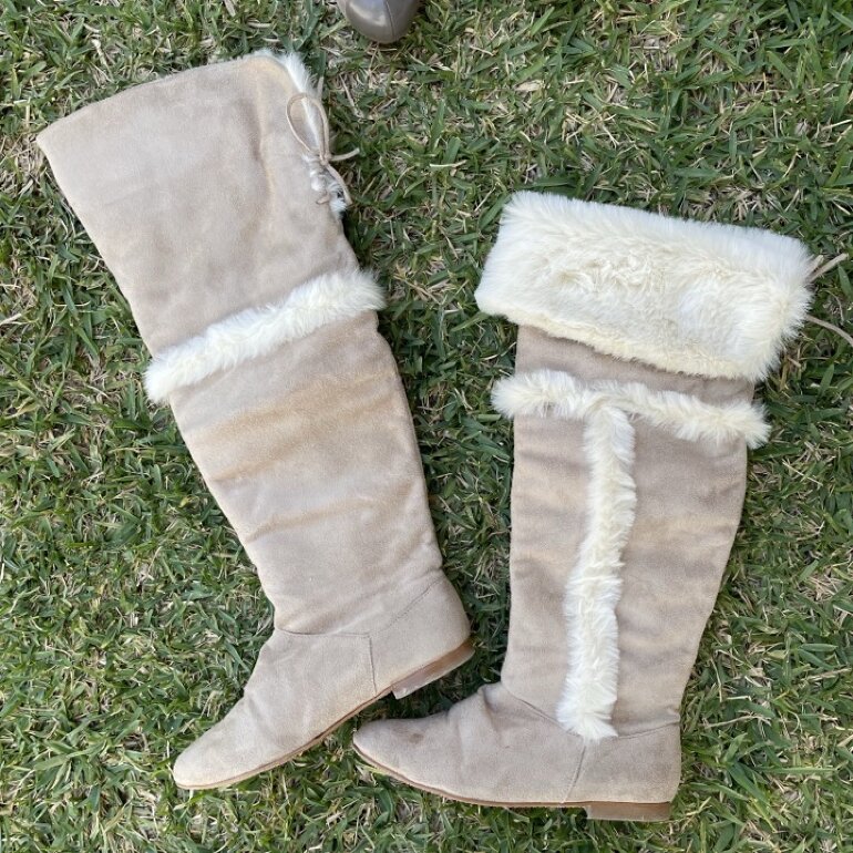 Botas largas color beige de Shoe addiction de segunda mano - GoTrendier