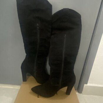 Botas altas de gamuza de Dorothy Gaynor de segunda mano - GoTrendier